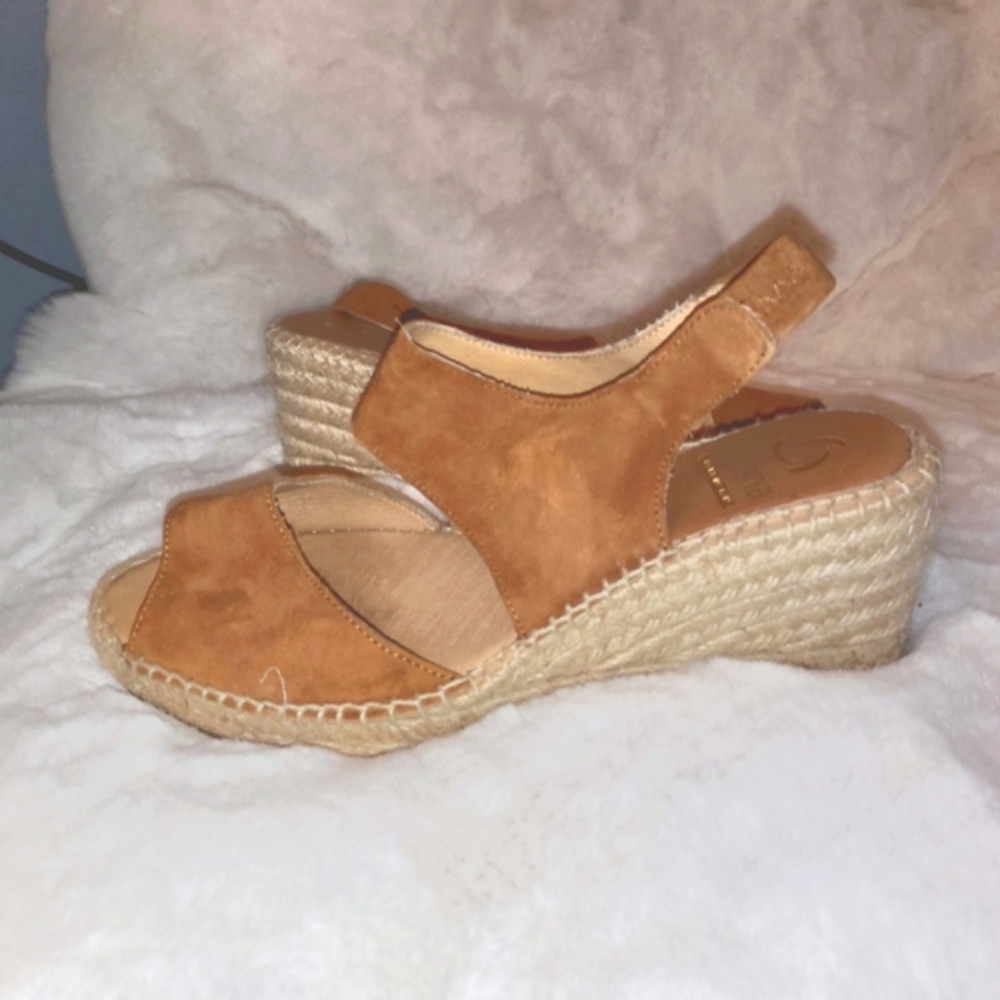Espadrilles.